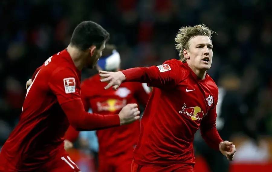 世俱杯赛程-焦点大战：竞猜热点上演巅峰碰撞